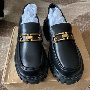 Leather loafers with chain